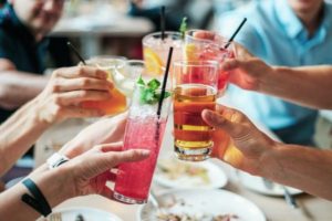 Restaurantes Pequeños en vecindarios, ya pueden vender Cocktails.