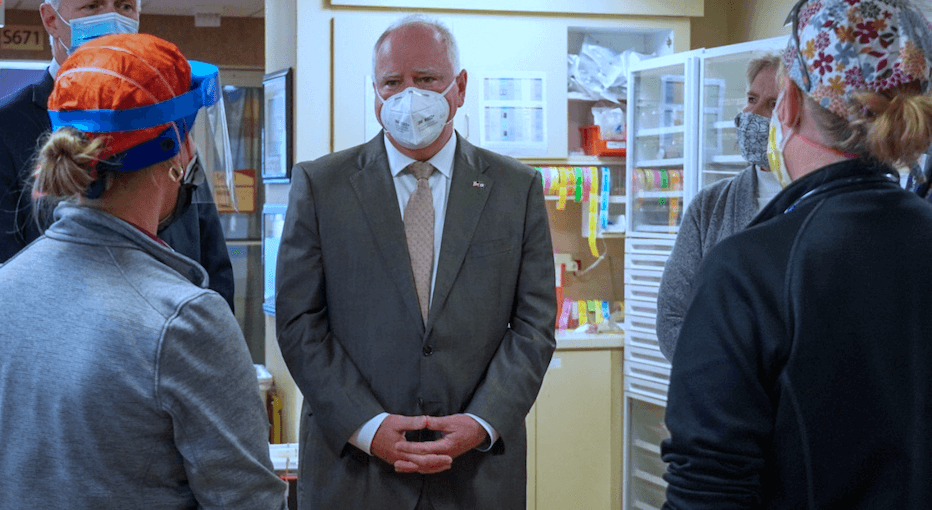 El gobernador Walz firma una orden ejecutiva para condenar la agresión rusa y apoyar al pueblo de Ucrania poniendo fin al apoyo a las entidades rusas