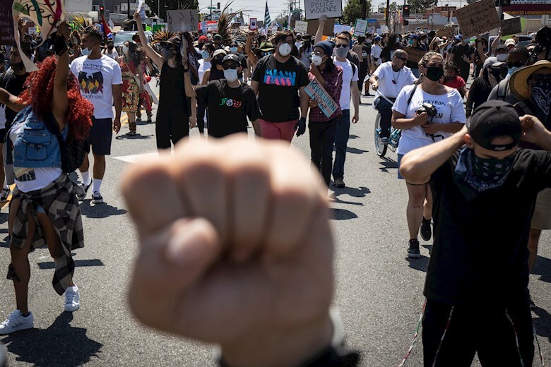 El 6 % de los encuestados considera que las manifestaciones violentas son "definitivamente" justificables y el 16 % cree que son "probablemente" justificables, lo que suma un 23 %