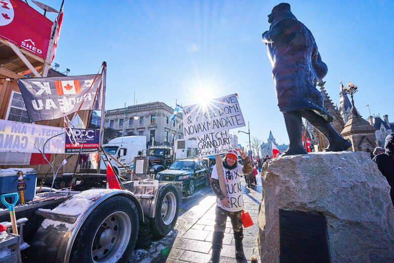 Los camioneros que ocupan Ottawa responden a Trudeau con una fiesta callejera