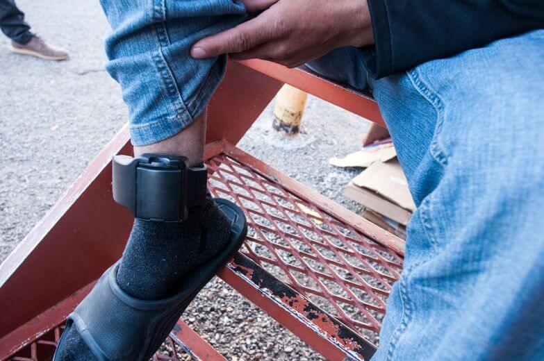 Grilletes para inmigrantes no son una "alternativa humana" al encarcelamiento