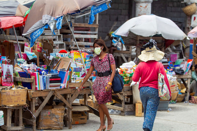 Los contagios y muertes de covid bajan en América, excepto en el Caribe