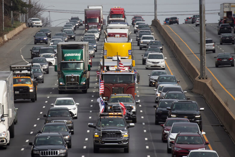 Camioneros antivacunas ralentizan el tráfico alrededor de la capital de EEUU