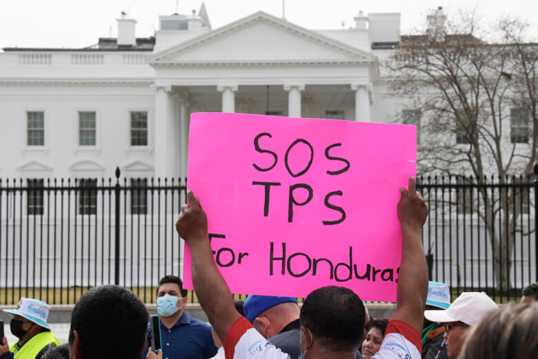 Manifestantes hondureños piden extensión del TPS frente a la Casa Blanca
