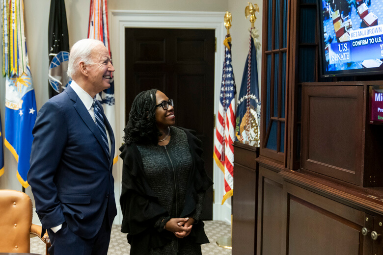 Latinos celebran confirmación de jueza afroamericana recordando a Sotomayor