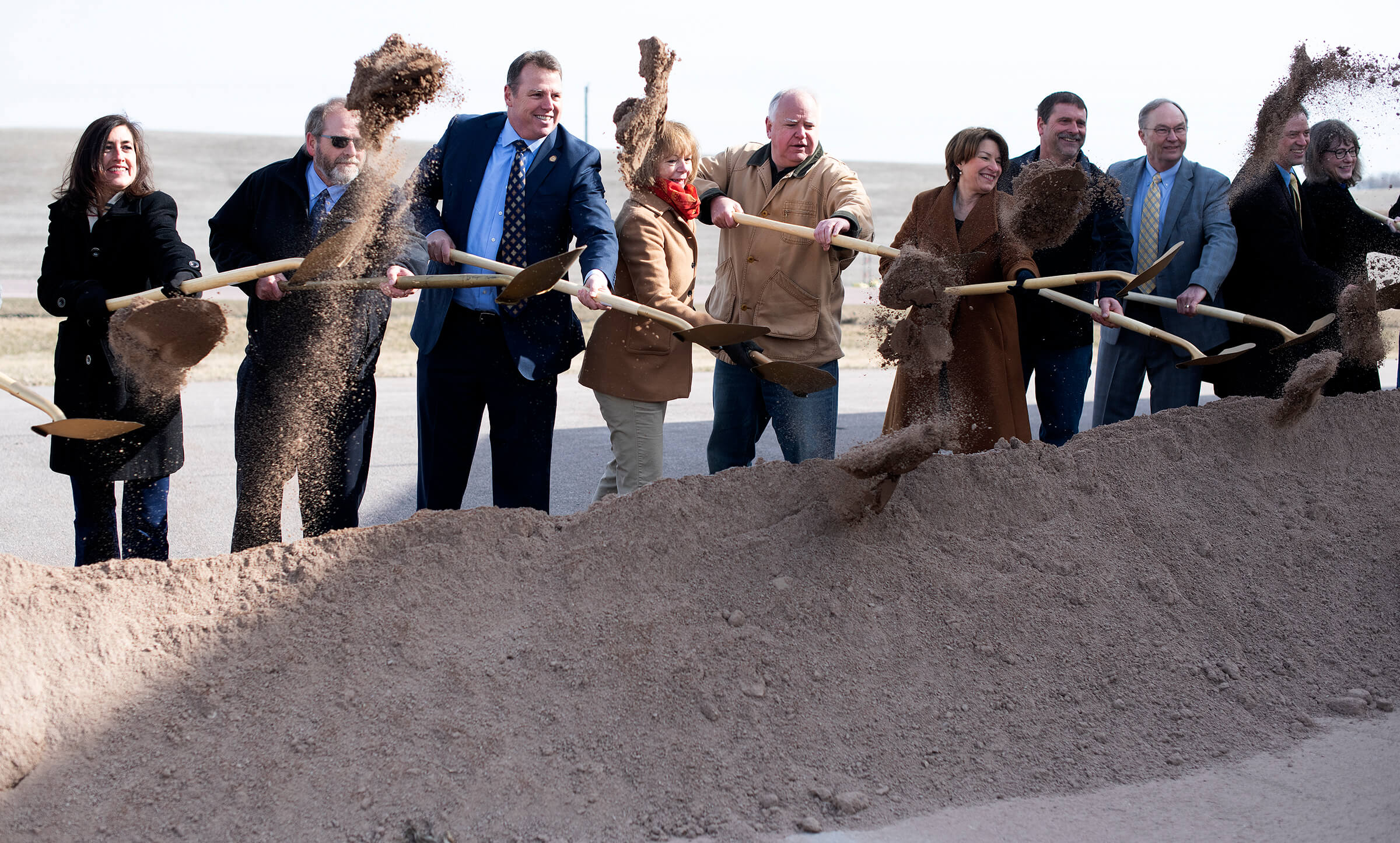 El gobernador Walz inicia la construcción del nuevo proyecto de expansión de 12.5 millas en la autopista 14