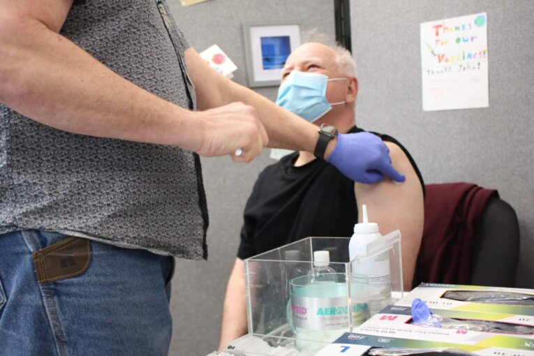 El gobernador Walz recibe la segunda vacuna de refuerzo contra el COVID-19