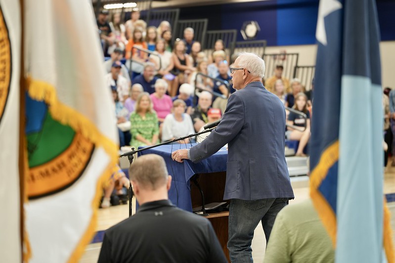 El gobernador Walz visita Iron Range para destacar la inversión económica