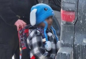 Un juez federal bloquea la deportación del niño de 5 años y su padre detenidos en Minnesota